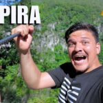 Selfie de un hombre entusiasta que sostiene la baranda de un mirador en el departamento de Lempira, Honduras; el número 14 identifica la región.