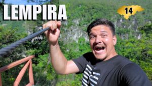 Selfie de un hombre entusiasta que sostiene la baranda de un mirador en el departamento de Lempira, Honduras; el número 14 identifica la región.