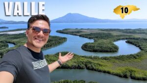 Selfie de un hombre sonriendo en un mirador con vista a manglares y al volcán Cosigüina en el departamento de Valle, Honduras. El número 10 identifica la región.