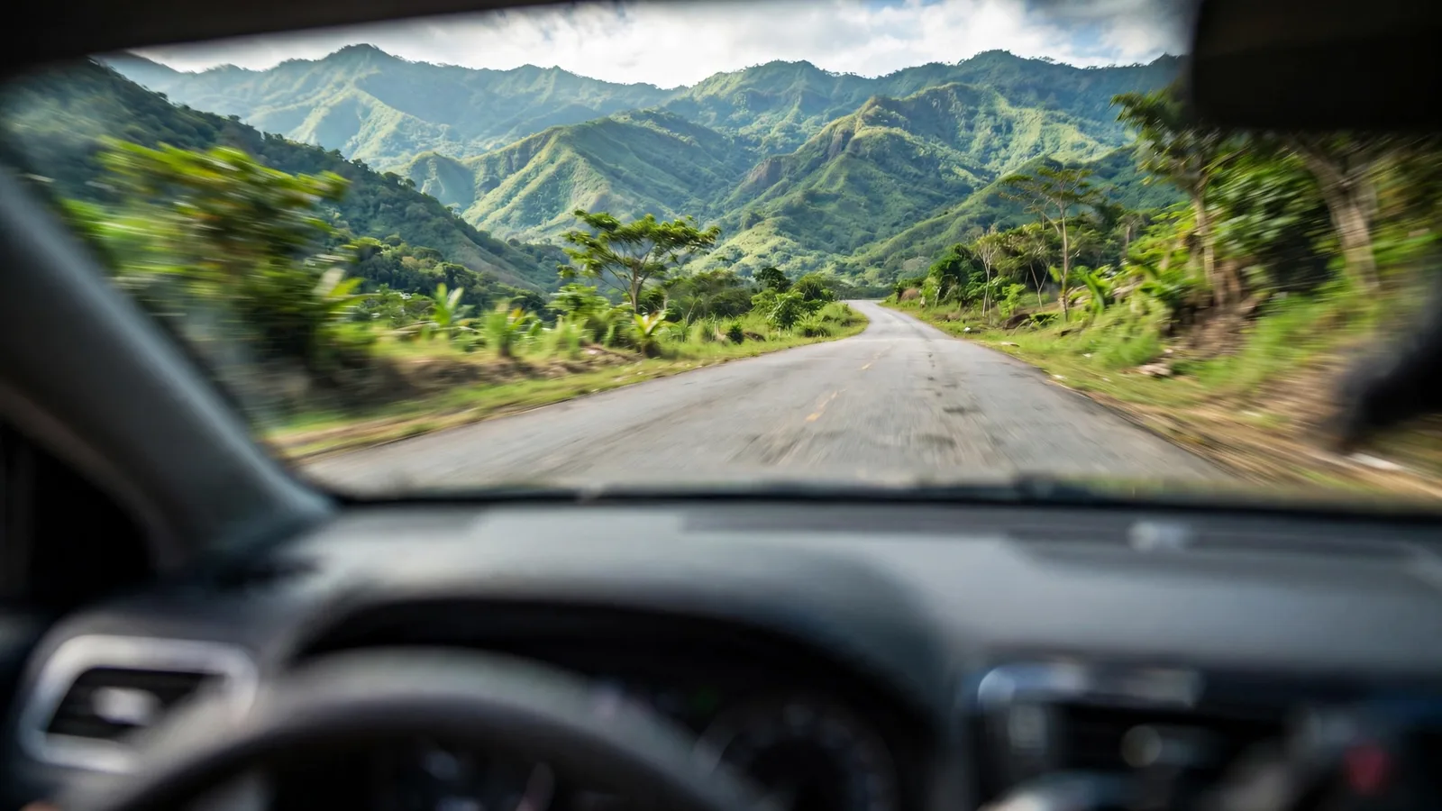 Vista desde el interior de un carro avanzando por una carretera de montaña