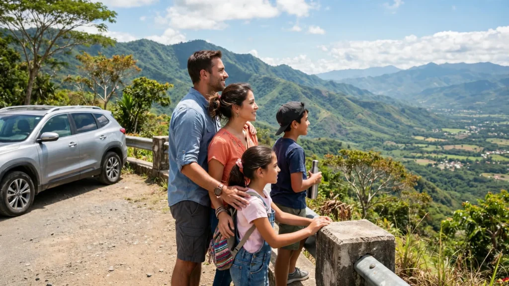 Familia en un mirador de carretera con montañas verdes al fondo